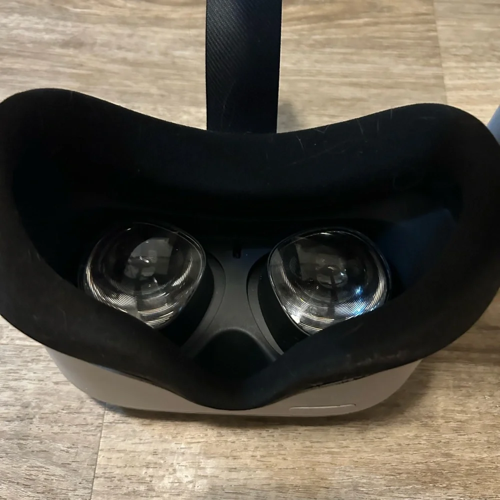 Oculus White VR Headset with Controllers and battery pack elite strap
